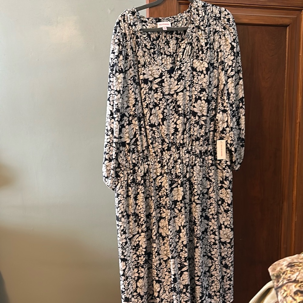 From Dia &Co NWT 4X floral navy/white below knee dress.